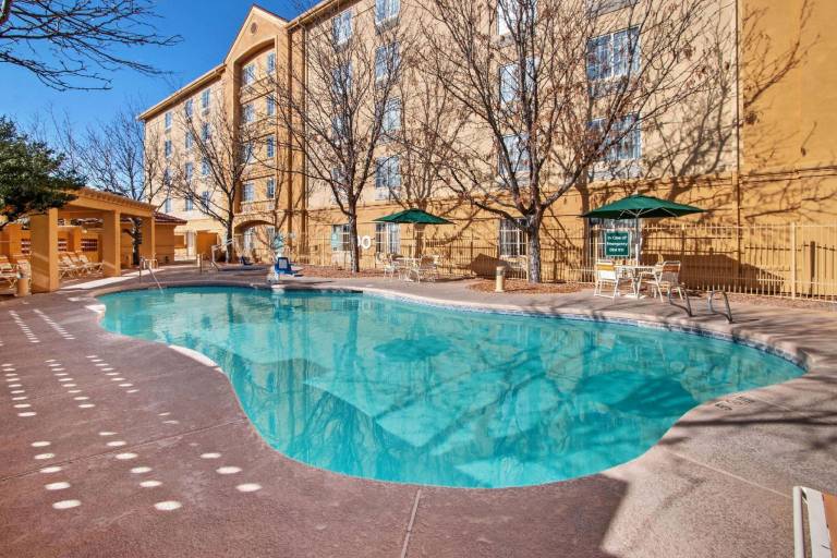 La Quinta Inn & Suites by Wyndham Albuquerque West — photo 3