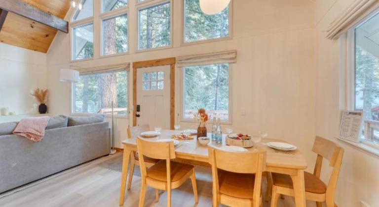 Peaceful Tahoe Retreat by AvantStay Cozy Modern Cabin • Sauna Hot Tub Fireplace • Near Lake — photo 4