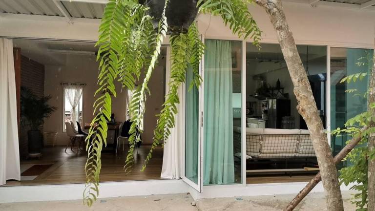 Vacation home with pool, barbeque & garden | Water view — photo 4