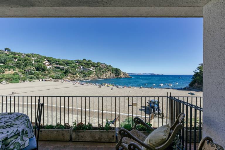 Fully equipped apartment with patio, yard & fast internet | Beach view | Next to the beach | Dogs allowed — photo 2