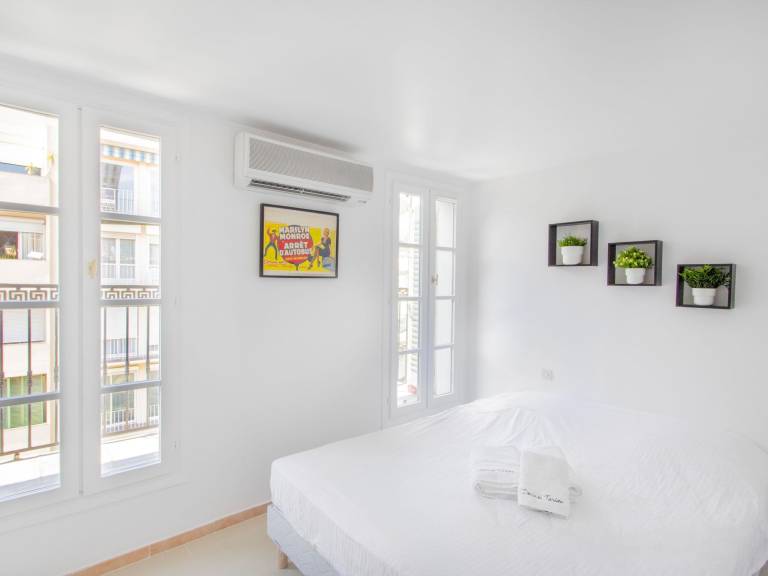 Vue Mer in Toulon with 2 bedrooms and 1 bathrooms — photo 4