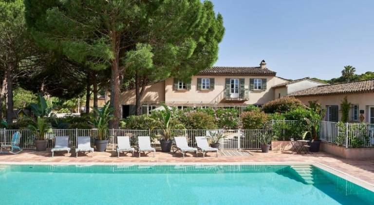 Serviced apartment with pool, yard & patio in Ramatuelle