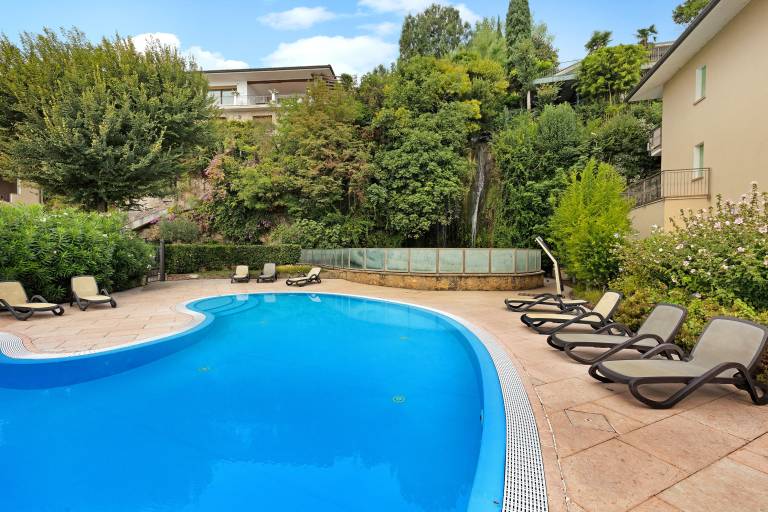 Luxury Apartment with Lake View, Shared Pool & Wi-Fi — photo 2