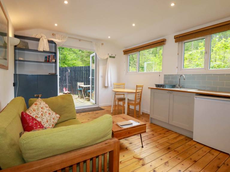Cottage with barbeque, hot tub & garden | Pets allowed — photo 5