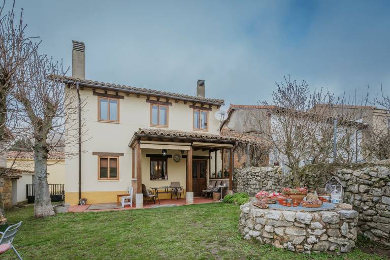 Country House 'El Hidalgo' with Mountain Views, Private Garden and Wi-Fi in Burgos