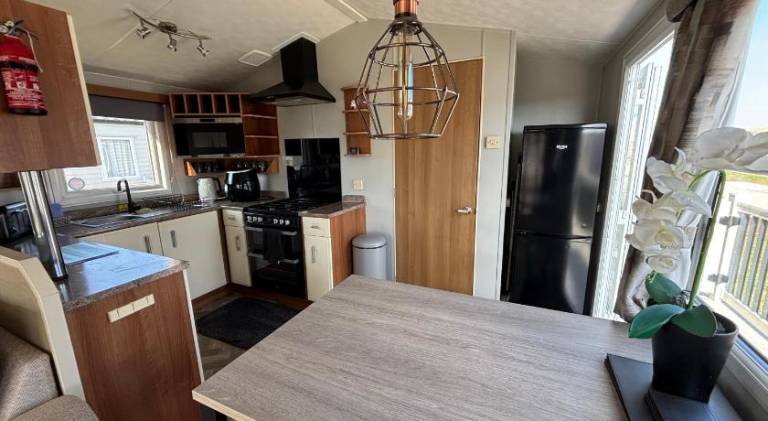 Sunnymede - B8 on Fantasy Island caravan with hot tub, WiFi, pet friendly - Meadow Lakes Caravan & L — photo 5