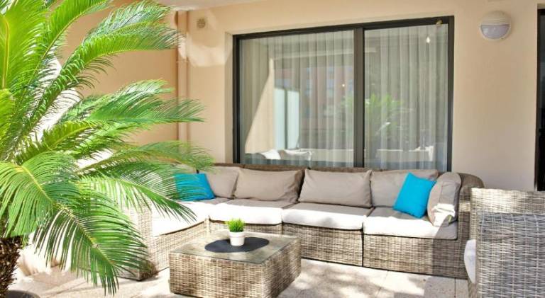 Holiday apartment with terrace | Next to the beach | Pet-friendly in Theoule-sur-Mer