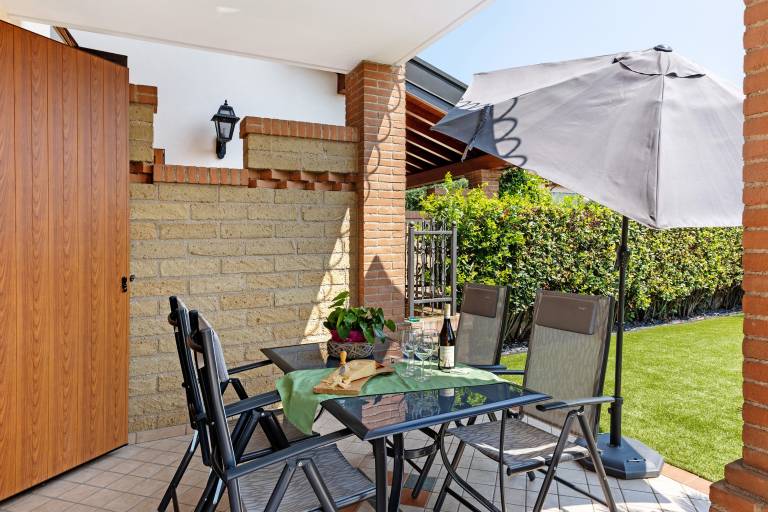 Family-friendly rental apartment with fast internet, private pool & yard | Garden view | Dogs allowed — photo 4