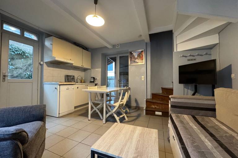 Vacation home with patio — photo 3