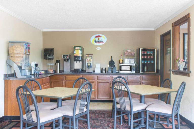 Super 8 By Wyndham Boonville — photo 5