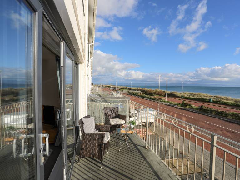 Cottage with yard | Beach view in Pwllheli
