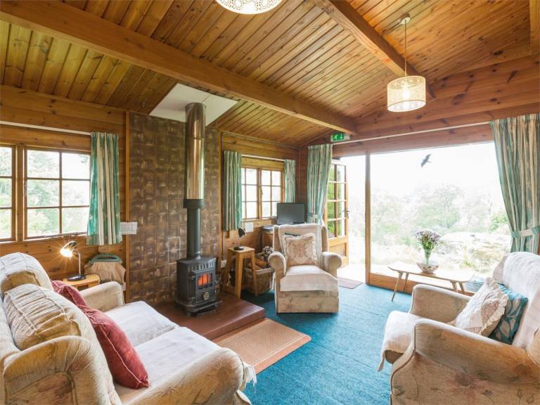Lodge with yard | Water view — photo 4
