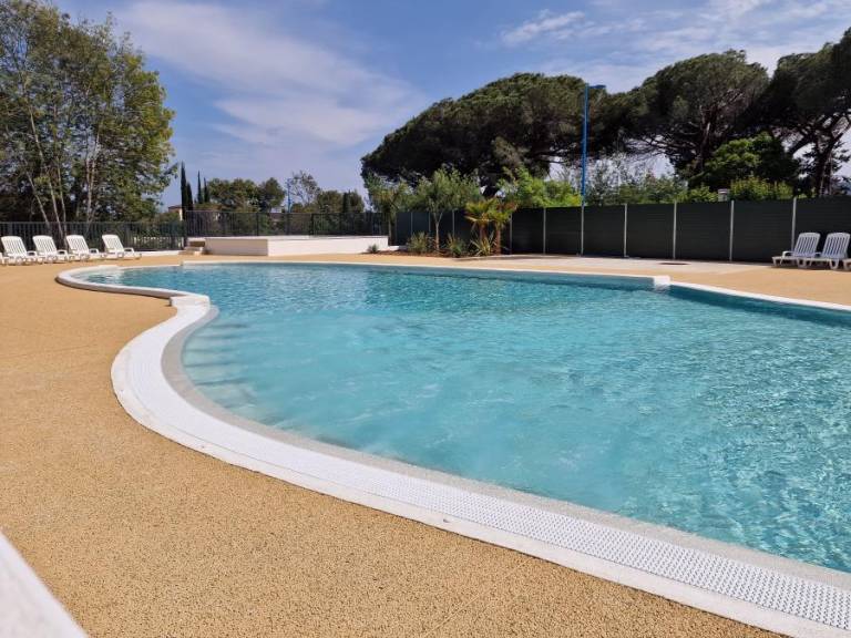 Mobile home with heated pool & patio — photo 3