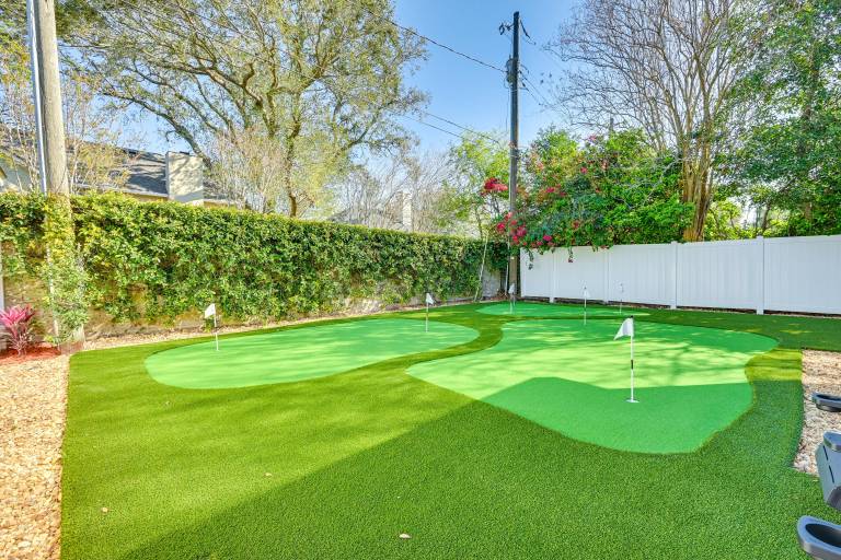 Modern Lakeland Golf Retreat w Putting Green