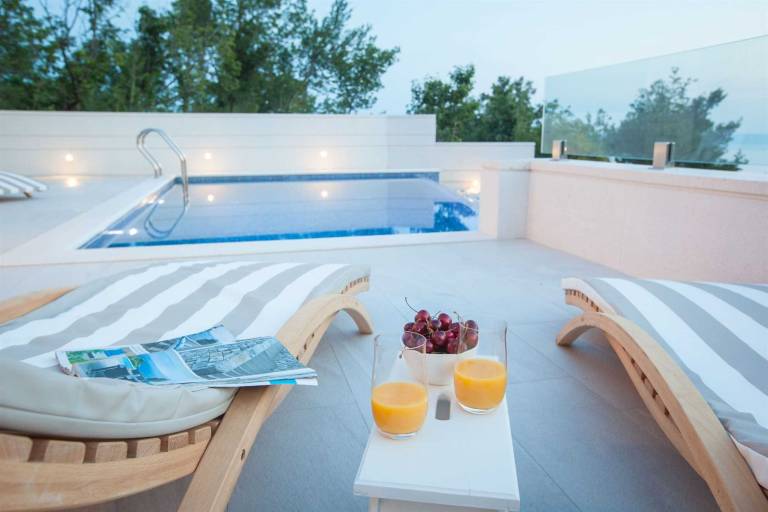 Fully equipped villa with patio, barbecue & private pool | City view | Dogs allowed — photo 2