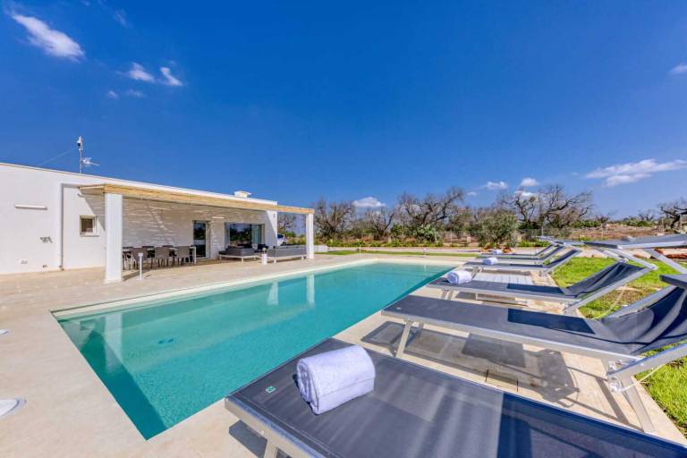 House with hot tub, pool & patio in Ugento