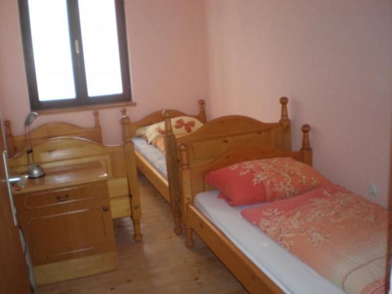 Apartment with terrace, barbeque & garden in Okrug