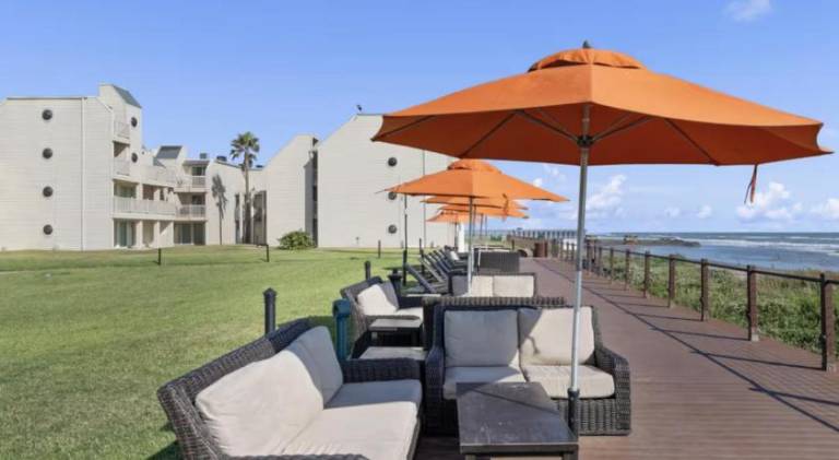 Ocean Breeze Retreat 2bed 2bath, Heated Pool! — photo 3