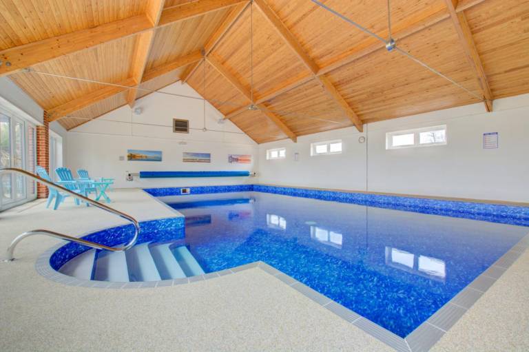 Vacation home with yard & pool in Cromer