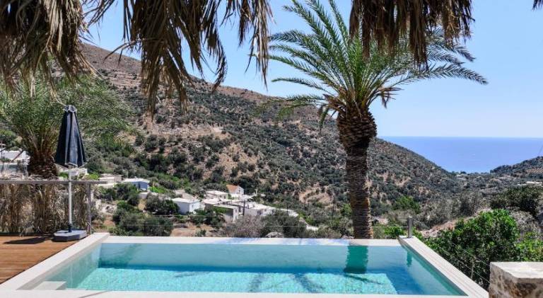 Vacation home with pool — photo 2