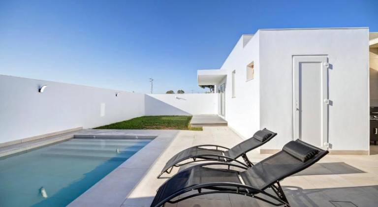 Fully equipped beautiful vacation home with terrace, yard & private pool | Pets are welcome — photo 2