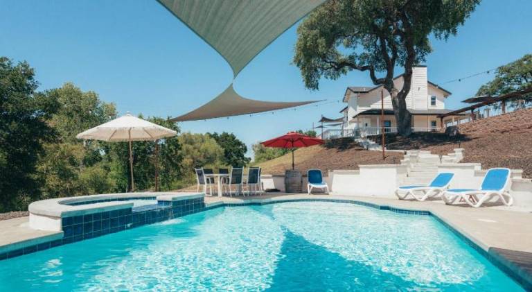 Vacation home with pool & hot tub — photo 3