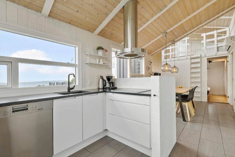 Vacation home with grill, patio & jacuzzi | Sea view — photo 5