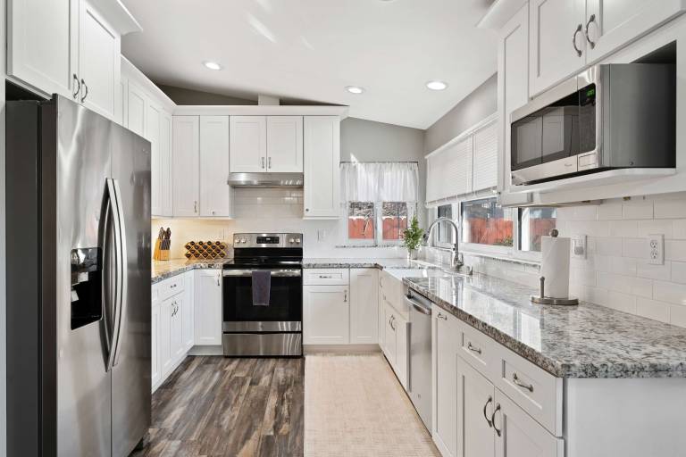 Family-oriented pleasant house with fast internet & yard | Pets are welcome — photo 2
