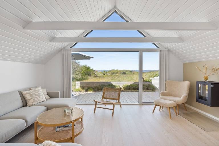 Vacation home with patio, BBQ & garden | Water view — photo 2