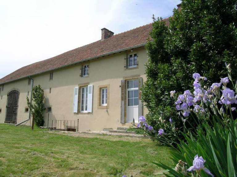 Gite with BBQ & yard in Montlucon