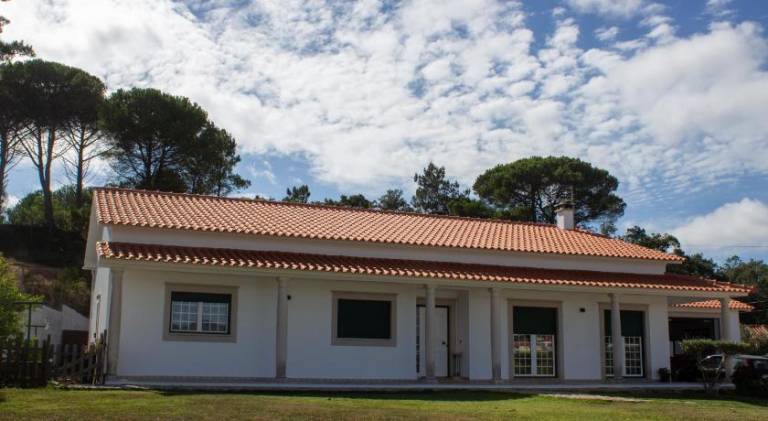 Big house with garden, patio & jacuzzi | Pet-friendly in Leiria