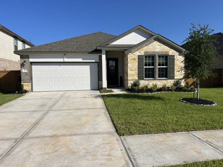 Family-oriented vacation home with pool & yard | Pet-friendly — photo 2
