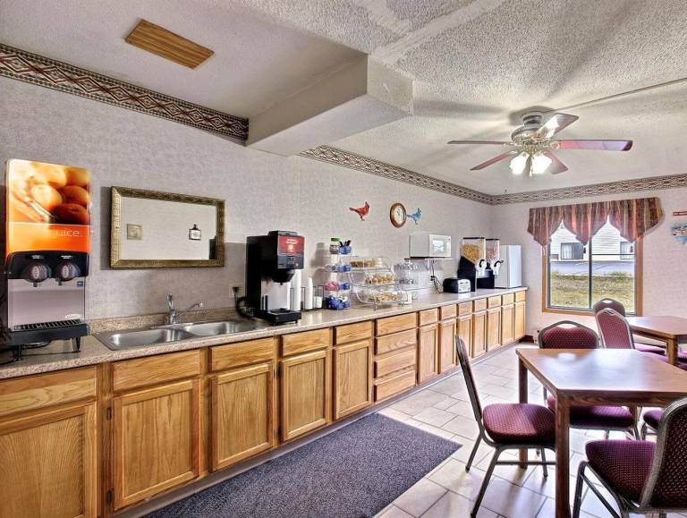 Days Inn by Wyndham Fergus Falls — photo 2