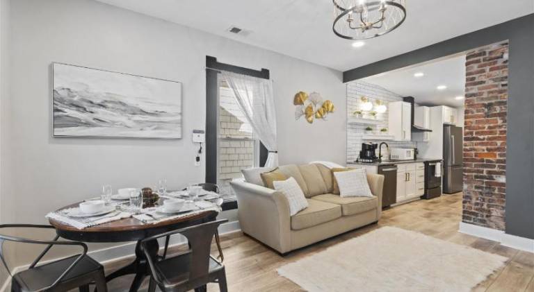 Pleasant house | Dogs allowed in Jeffersonville, IN