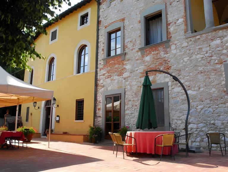 House with pool & patio in Lucca