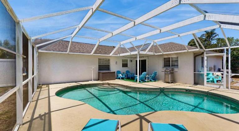 House with pool in Bradenton, FL