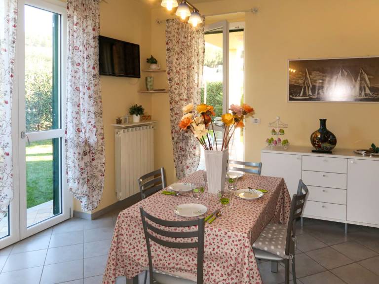 Rental apartment with patio, garden & barbeque — photo 4
