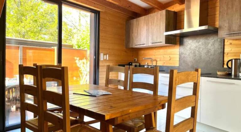 Vacation home with terrace, barbeque & yard — photo 3
