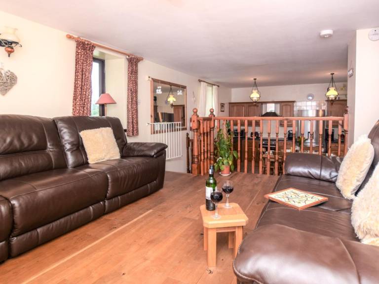 Cottage with hot tub & garden | Water view — photo 3