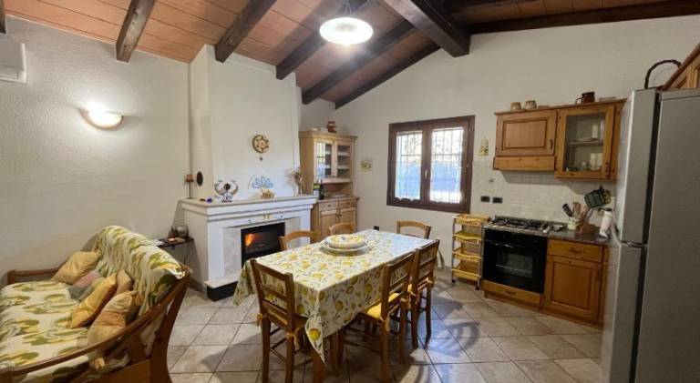 Chalet with yard & barbeque — photo 4