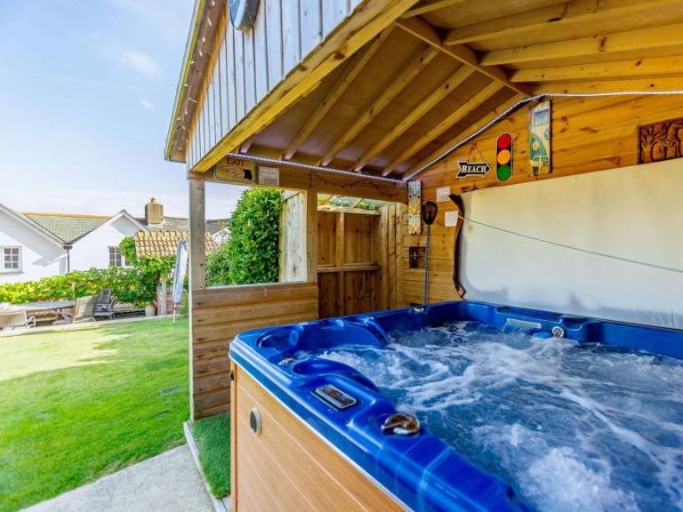 Cottage with jacuzzi, terrace & garden — photo 2