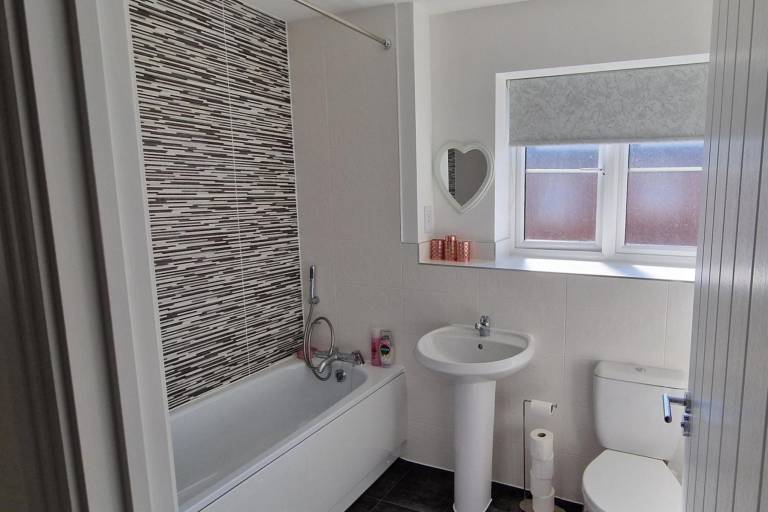 Peterborough - House - Sleeps 8 - Parking - Garden — photo 4