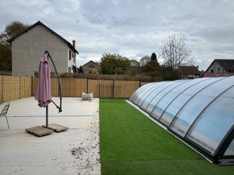 Holiday Home 'Maison De Vacances' with Private Pool, Garden & Wi-Fi in Riom
