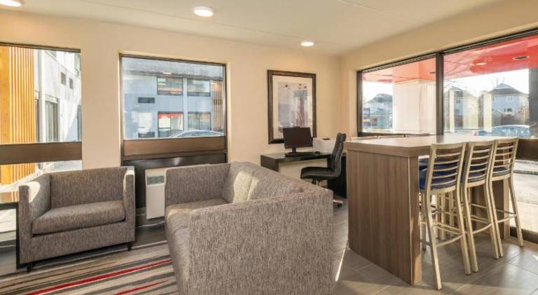 Comfort Inn West — photo 2