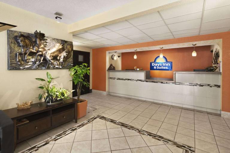 Days Inn & Suites by Wyndham Stevens Point — photo 2