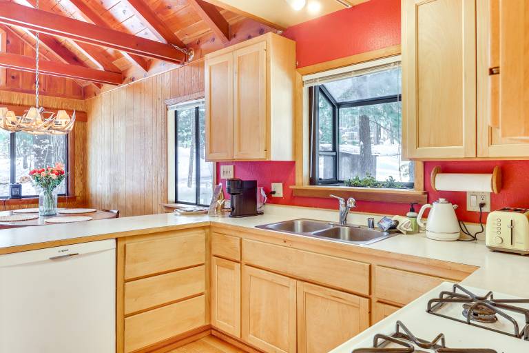 < 2 Blocks to Lake Tahoe: Family Home Near Skiing — photo 4