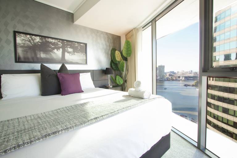 Luxury 2B2B River Views Parking