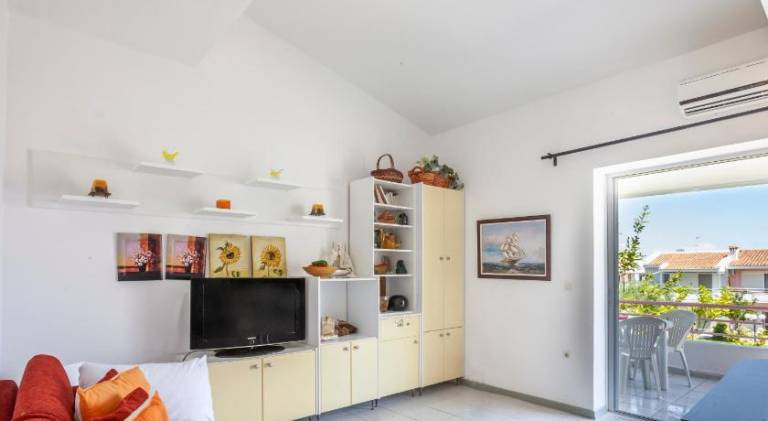 Holiday apartment with yard & patio — photo 2