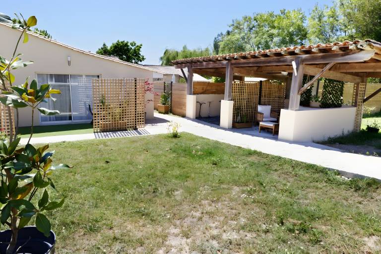 Gite le cocon de lily – Spacious Holiday Home with Indoor Pool in Bordeaux Vineyards — photo 3