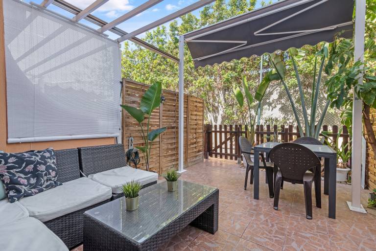 Holiday apartment with terrace, pool & yard — photo 2